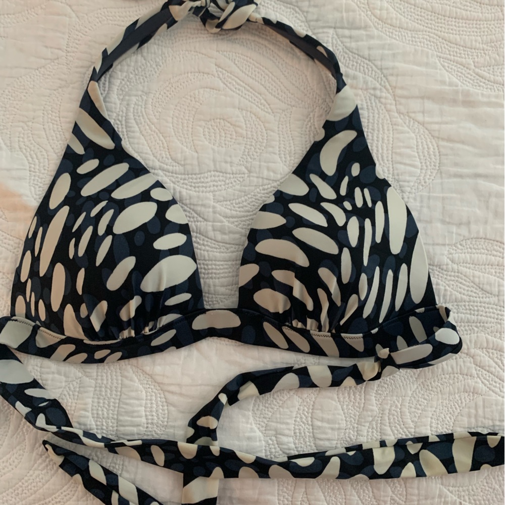 Victoria’s Secret print swim top. Neck & back tie with removable padding. Large.